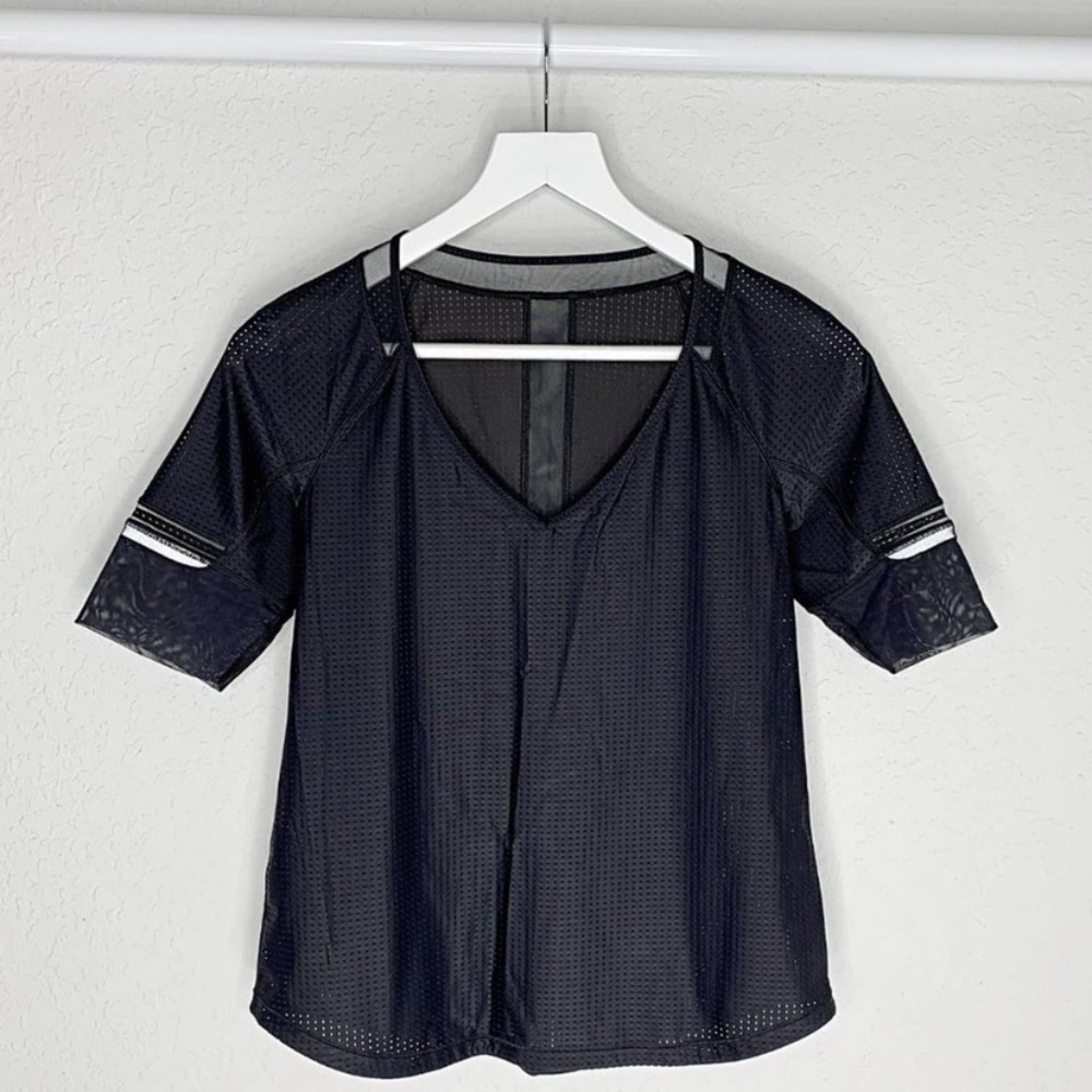 LULULEMON VAR-CITY 1/2 SLEEVE Black V-Neck Women's Top